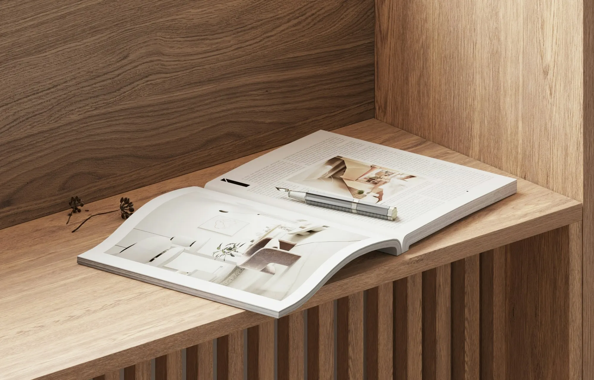 Revue d’intérieur ouverte sur une étagère en bois veiné à tasseaux verticaux.