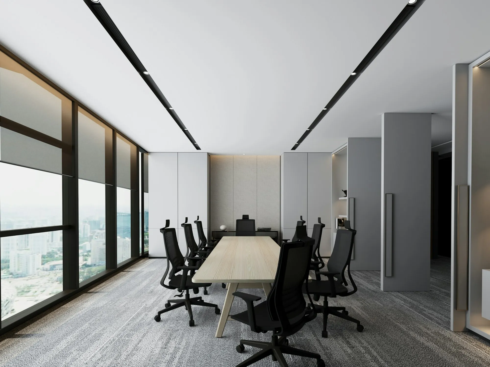 Salle de réunion sur moquette grise chinée : table en bois clair, fauteuils noirs, baies vitrées sur la ville.